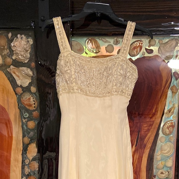 Fleur De Lis dress, size 4 prom dress yellow in amazing condition embellished - Picture 2 of 7